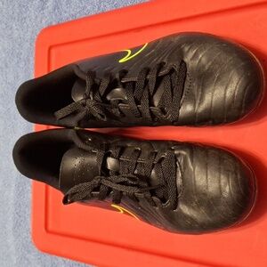 Nike soccer cleats.  Size 6(youth)